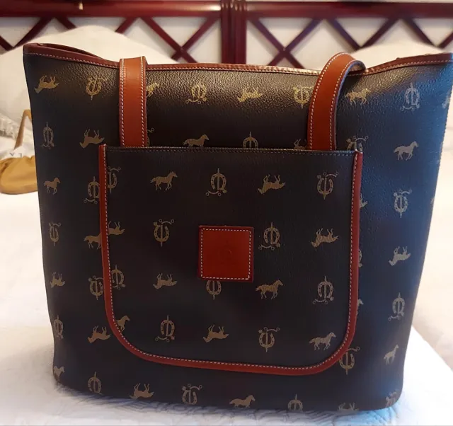 Bolso de mano marrón y cuero.