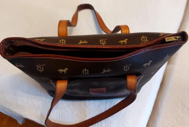 Bolso de mano marrón y cuero.