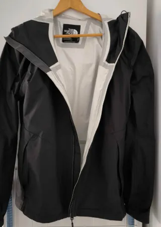 Chaqueta impermeable The North Face negra. Talla S