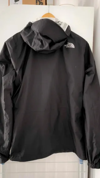 Chaqueta impermeable The North Face negra. Talla S