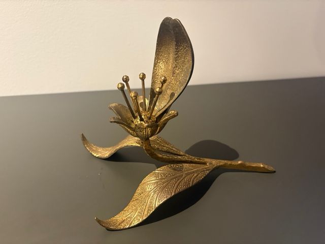 Cenicero Flor Metal Dorado vintage con un pétalo