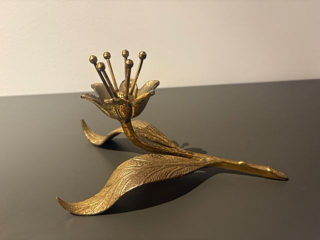 Cenicero Flor Metal Dorado vintage con un pétalo