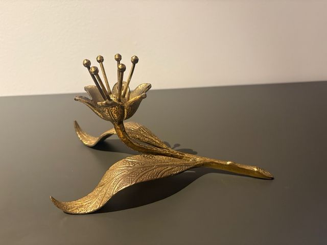 Cenicero Flor Metal Dorado vintage con un pétalo