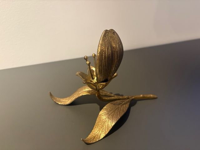 Cenicero Flor Metal Dorado vintage con un pétalo
