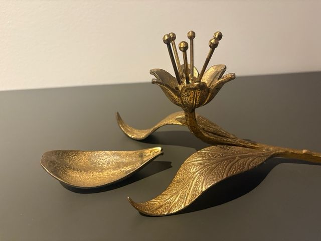 Cenicero Flor Metal Dorado vintage con un pétalo