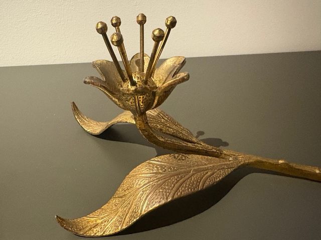 Cenicero Flor Metal Dorado vintage con un pétalo