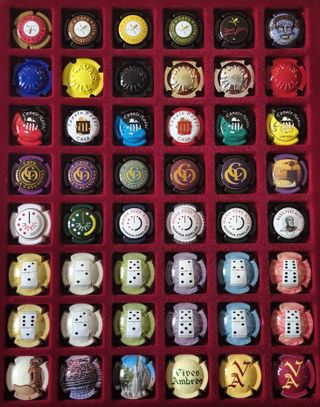 Lote PC2. - 48 Placas / Chapas de Cava distintas.