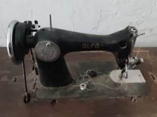 Máquina de coser Alfa antigua