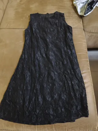 Vestido negro de encaje sin mangas
