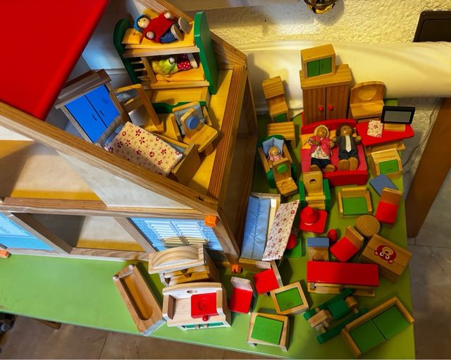 Casa de muñecas de madera con accesorios