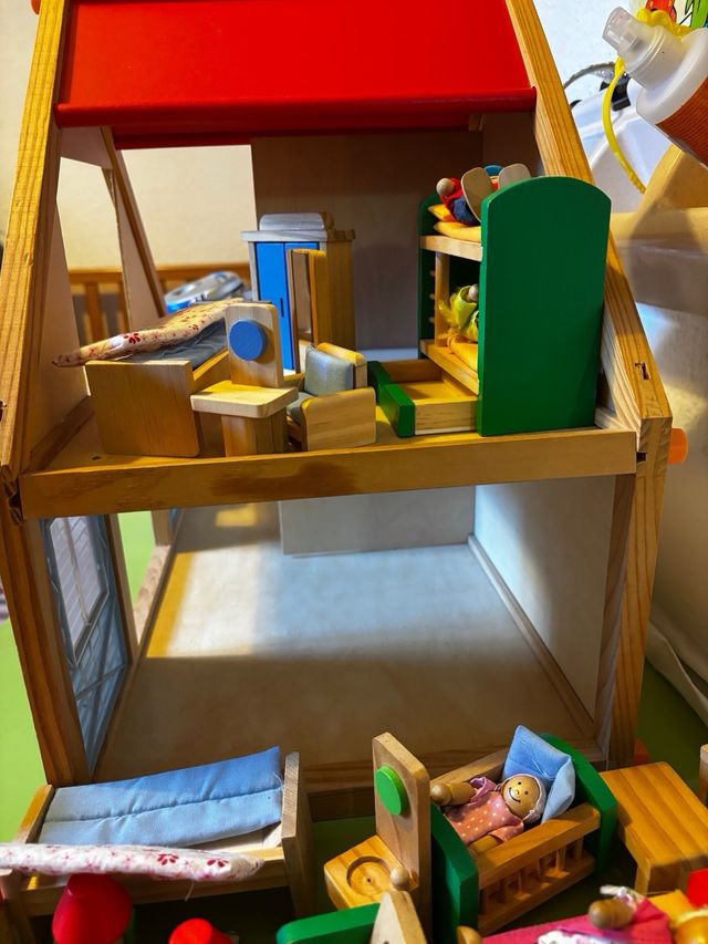 Casa de muñecas de madera con accesorios