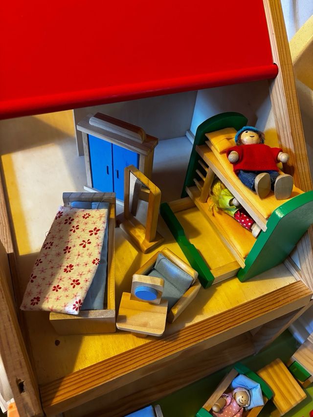 Casa de muñecas de madera con accesorios