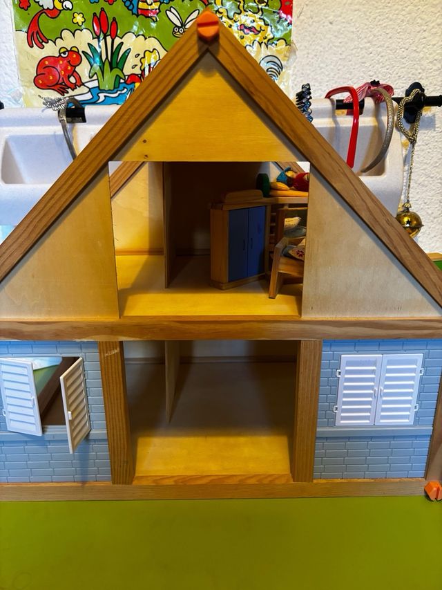 Casa de muñecas de madera con accesorios