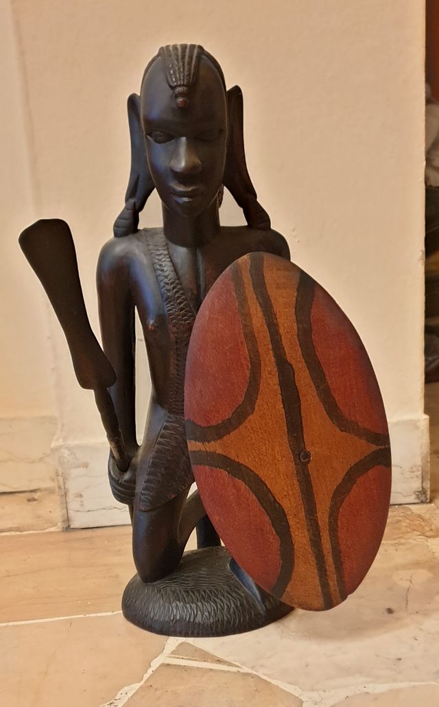 Statuetta Masai in legno guerriero con scudo