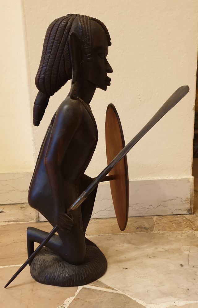 Statuetta Masai in legno guerriero con scudo