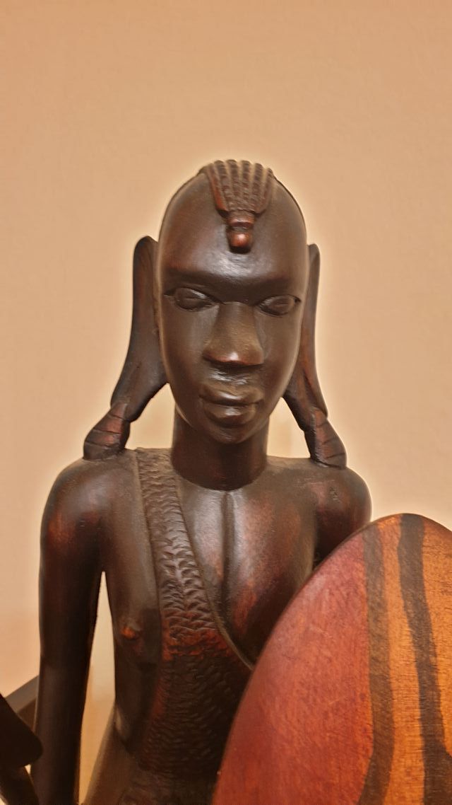 Statuetta Masai in legno guerriero con scudo