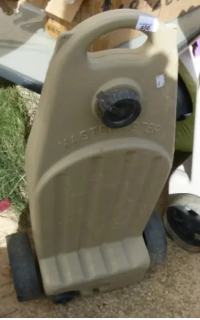 Contenitore d'acqua con ruote