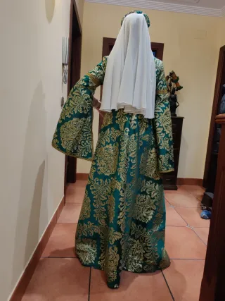 Vestido medieval verde con forro y brocado dorado