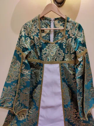 Vestido medieval verde con forro y brocado dorado