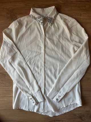 Camisa blanca con cuello pedrería