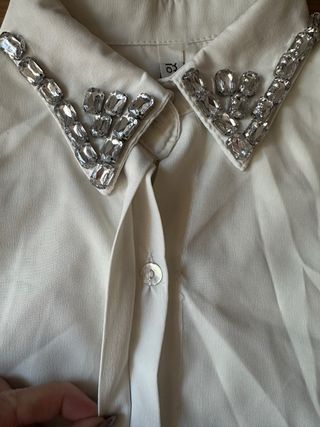 Camisa blanca con cuello pedrería
