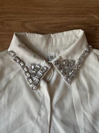Camisa blanca con cuello pedrería