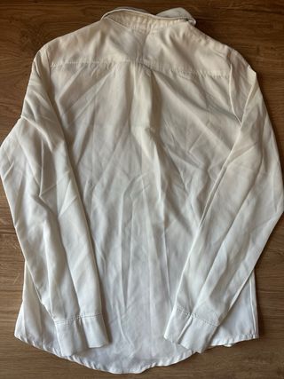 Camisa blanca con cuello pedrería