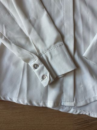 Camisa blanca con cuello pedrería