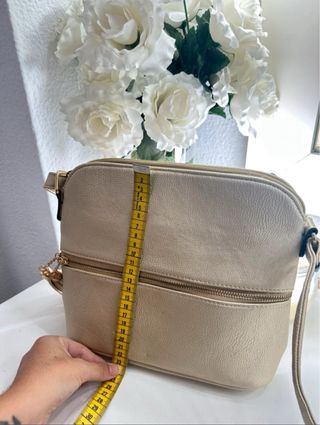 Bolso de hombro dorado