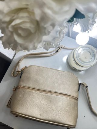 Bolso de hombro dorado