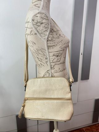Bolso de hombro dorado