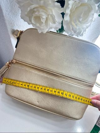 Bolso de hombro dorado