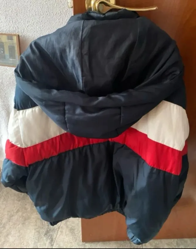 Abrigo acolchado chevron azul, blanco y rojo