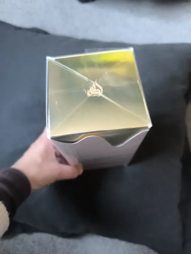 Perfume Lattafa Eclaire Beige y Dorado