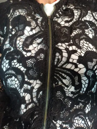 Chaqueta encaje negra