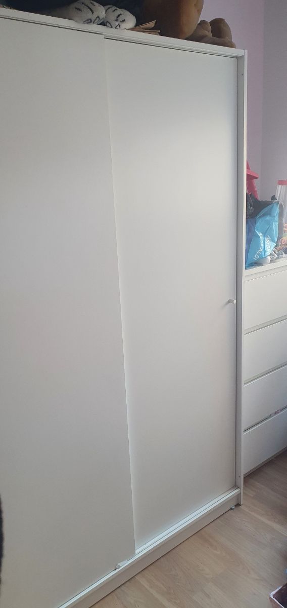 Armario blanco para habitación infantil