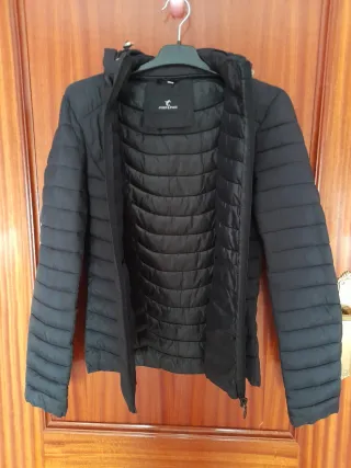 Chaqueta negra acolchada con capucha