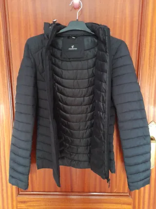 Chaqueta negra acolchada con capucha