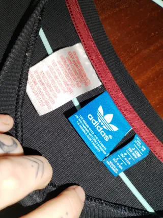 Sudadera Adidas Negra con Logo Multicolor