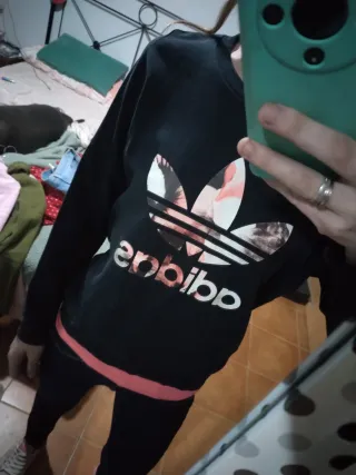 Sudadera Adidas Negra con Logo Multicolor