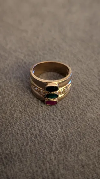 Anillo Dorado con Piedras Verdes y Rojas