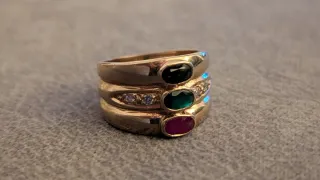 Anillo Dorado con Piedras Verdes y Rojas