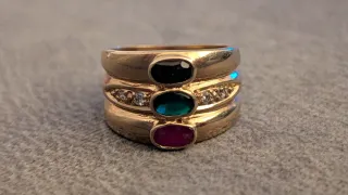 Anillo Dorado con Piedras Verdes y Rojas