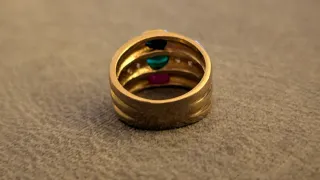 Anillo Dorado con Piedras Verdes y Rojas