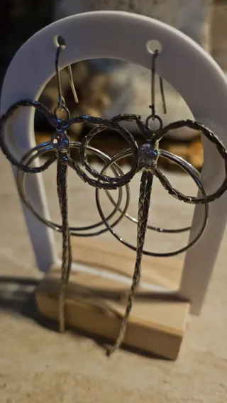 Orecchini lunghi argentati con fiocco e cerchi