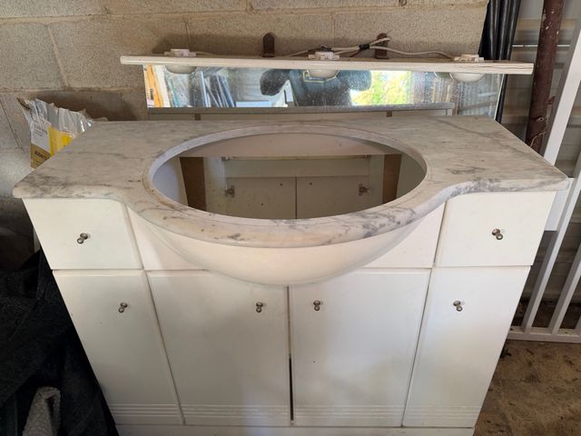 Mueble de baño con espejo y encimera