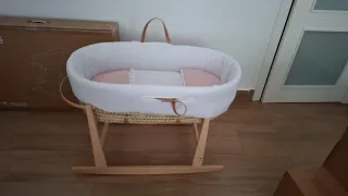 Moisés mimbre con soporte. Con cubrecapazo.