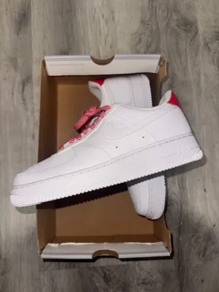 Nike Air Force 1 Blancas con detalles Rojos