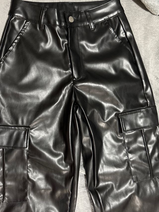 Pantalón ancho efecto piel negro