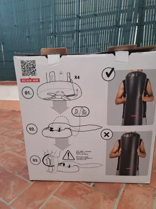 Saco de boxeo de pie.